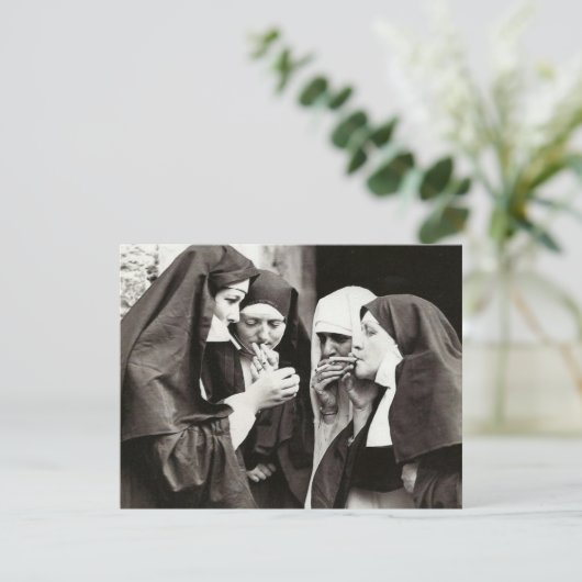 Nuns Roken  fotografie (Staand voorkant)