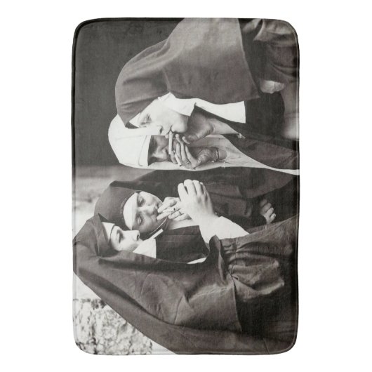 Nuns Roken  fotografie Badmat (Voorkant Verticaal)