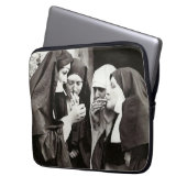 Nuns Roken  fotografie Laptop Sleeve (Voorkant Links)