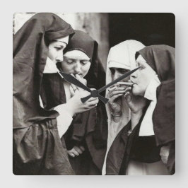 Nuns Roken  fotografie Vierkante Klok