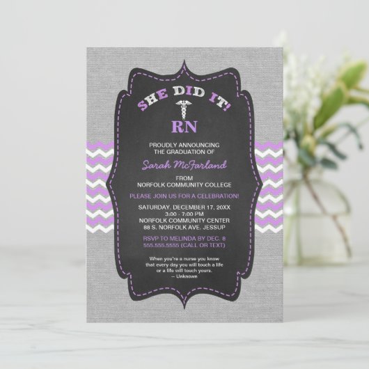 Nurse afstuderen nodigt uit, lavendelgrijs krijtbo kaart (Staand voorkant)