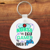 Nurse by Day Gamer by Night beroemd gemaakt door F Sleutelhanger (Achterkant)