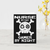 Nurse By Day Gamer By Night - Gaming Quote Kaart (Gele Bloem)