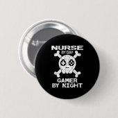Nurse By Day Gamer By Night - Gaming Quote Ronde Button 5,7 Cm (Voorkant /achterkant)