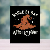 Nurse by Day Witch by Night beroemd gemaakt door F Acryl Bord (Neutraal)
