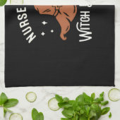 Nurse by Day Witch by Night beroemd gemaakt door F Theedoek (Gevouwen)