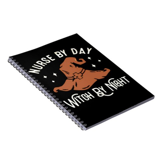 Nurse by Day Witch by Night - Funny Halloween Nurs Notitieboek (Rechterzijde)