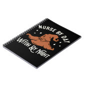 Nurse by Day Witch by Night - Funny Halloween Nurs Notitieboek (Linkerzijde)
