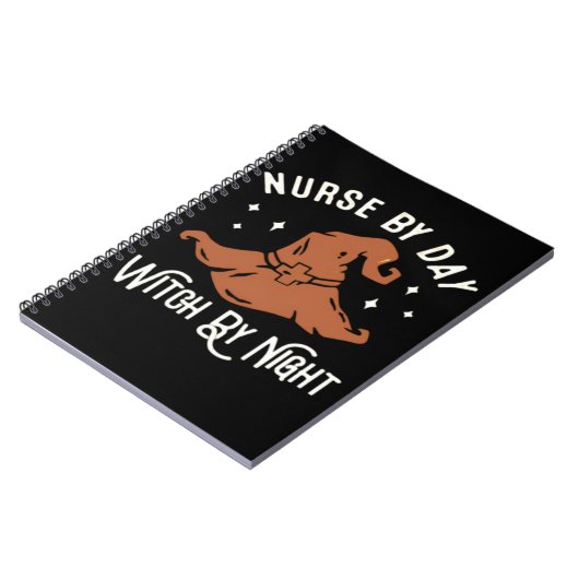 Nurse by Day Witch by Night - Funny Halloween Nurs Notitieboek (Linkerzijde)