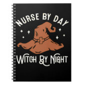 Nurse by Day Witch by Night - Funny Halloween Nurs Notitieboek (Voorkant)