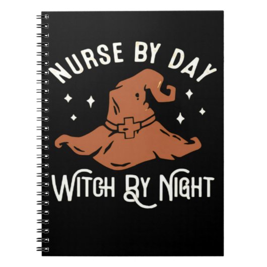 Nurse by Day Witch by Night - Funny Halloween Nurs Notitieboek (Voorkant)