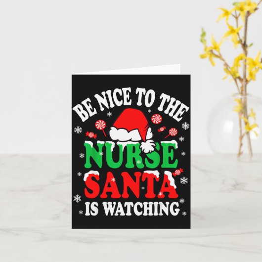 Nurse Christmas Tee Be Nice To The Nurse Santa Is Kaart (Gele Bloem)