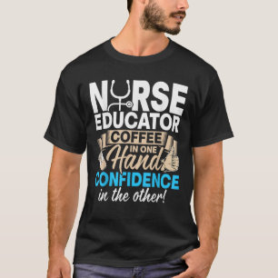 Nurse Educator Koffie in één hand Vertrouwen in de T-shirt