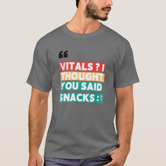 NURSE HUMOR T-SHIRT - VITALS IK DACHT DAT JE SNACK (Voorkant)