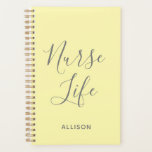 Nurse Life Medical Yellow Script Aangepast Planner<br><div class="desc">Houd uw drukke planning in stijl bij met deze speciale planner voor medisch geel script voor verpleegkundigen. Het is een modern ontwerp met de tekst "zuster leven" in een groot grijs trendy hand letterd manuscript gecentreerd op de voorzijde van pastelgele aanpasbare planner. De naam staat aan de onderkant. Klik personaliseren...</div>