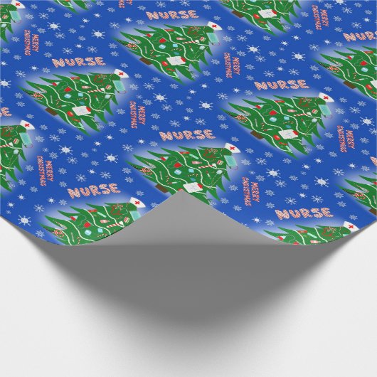 Nurse Merry Christmas Tree blauwe achtergrond Cadeaupapier (Hoek)