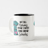 Nurse Modern Typography Superheld Scrubs Gezegde Tweekleurige Koffiemok (Voorkant links)
