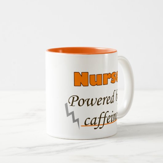 Nurse Powered by caffeine Tweekleurige Koffiemok (Voorkant rechts)