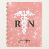 Nurse RN Caduceus Blush Pink Gepersonaliseerde naa Planner (Voorkant)