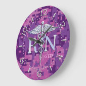 Nurse RN Caduceus Monogram Dialstijl op Roze Camo Grote Klok (Hoek)