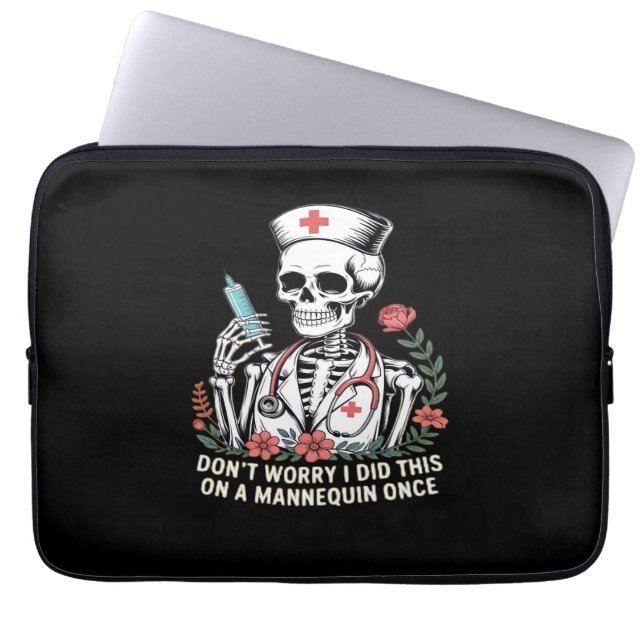 Nurse Skeleton Joke Humor Halloween Essential T-SH Laptop Sleeve (Voorkant)