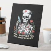 Nurse Skeleton Joke Humor Halloween Essential T-SH Reclamebord Met Voetstuk (Insitu)