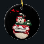 NURSE SNOWMAN COLLECTOR CHRISTMAS KERAMISCH ORNAMENT<br><div class="desc">NURSE SNOWMAN COLLECTOR CHRISTMAS ORNAMENT is een artikel in het HUIS VAN SUNSHINE collectie van fijne kunstreproducties op producten die zijn ontworpen voor thuisgebruik of voor kantoor. DRIEKE SNOWMAN COLLECTOR CHRISTMAS ORNAMENT is een reproductie van een oorspronkelijk beeldhouwwerk van Gerry K. Furgason en is opgenomen in haar kerstdecoratorserie.</div>