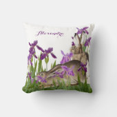 Nursery Bunny Rabbit Paarse Iris Floral Kussen (Voorkant)