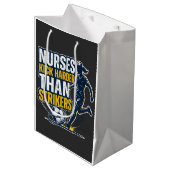 Nurses Kick Harder Than Strikers Medium Cadeauzakje (Voorkant Gekanteld)