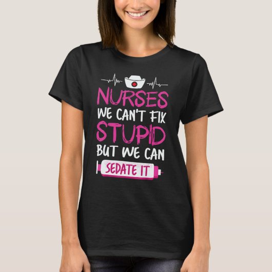 Nurses We Can't Fix Stupid But We Can Sedate It T-shirt (Voorkant)