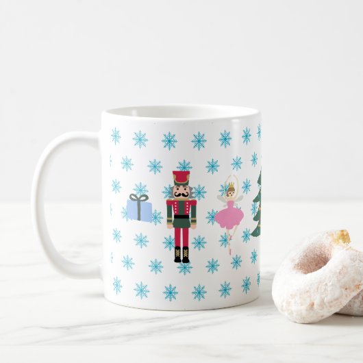 Nutcracker laat het de Mok van de kerstkoffie snee (Met donut)