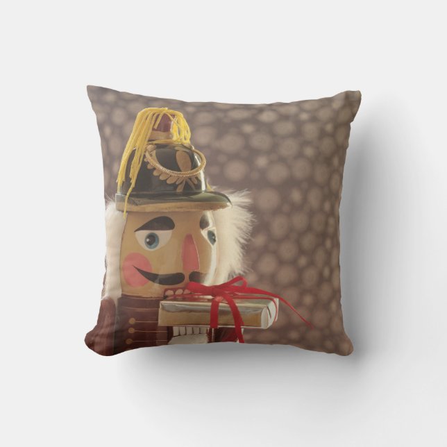 Nutkraker met zilvercadeau kussen (Voorkant)