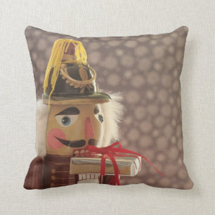 Nutkraker met zilvercadeau kussen