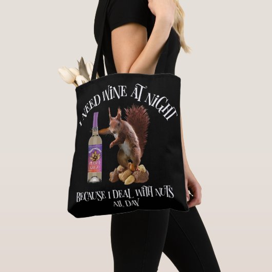 Nuts de hele dag - Funny Squirrel Wine Drinker Tote Bag (Dichtbij)