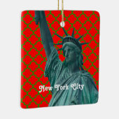 NYC-beeld van Liberty Red Grn Quatrefoil-kerstmis Keramisch Ornament (Rechts)