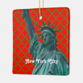 NYC-beeld van Liberty Red Grn Quatrefoil-kerstmis Keramisch Ornament (Links)