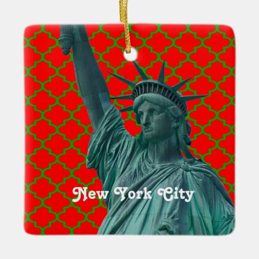 NYC-beeld van Liberty Red Grn Quatrefoil-kerstmis Keramisch Ornament (Voorkant)