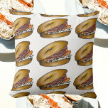 NYC Deli Ontbijt Brunch Bagel Lox Capers Ui Kussen<br><div class="desc">Decoratief gooien kussen heeft een originele marker illustratie van een NYC deli-stijl bagel overgoten met roomkaas, zalmlox, kappertjes en rode ui. Dit ontwerp is ook beschikbaar op andere producten. Ook zijn er tal van extra food thema illustraties verkrijgbaar bij deze winkel. Zie je niet wat je zoekt? Hulp nodig bij...</div>