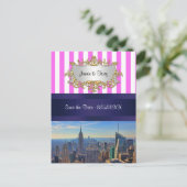 NYC Skyline B2 Roze Witte Stripe sparen de Datum Aankondigingskaart (Staand voorkant)