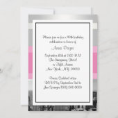 NYC Skyline BW 05 Witte, Roze Verjaardag Uitnodige Kaart (Achterkant)