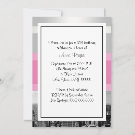 NYC Skyline BW 05 Witte, Roze Verjaardag Uitnodige Kaart (Achterkant)