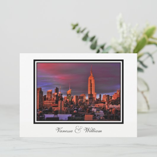 NYC Skyline ESB Surreal Sunset Huwelijksuitnodigin Kaart (Staand voorkant)