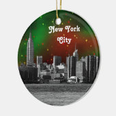 NYC Skyline Etched ESB Red en Green Starry Xmas Keramisch Ornament (Links)