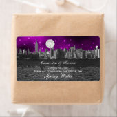 NYC Skyline Silhouette Moon Paars H Water Bottle Etiket (Insitu)