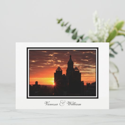 NYC Skyline Sunrise bruiloft uitnodigen Kaart (Staand voorkant)