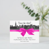 NYC Wide Skyline Etched BW Hot Pink Save the Date Aankondigingskaart (Staand voorkant)