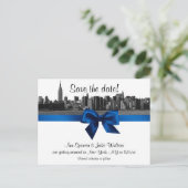 NYC Wide Skyline Etched BW Royal Blu Save the Date Aankondigingskaart (Staand voorkant)