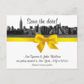 NYC Wide Skyline Etched BW Yellow Save the Date Aankondigingskaart (Voorkant)