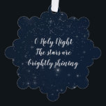 O Holy Night Christmas Song Tekst op Starry Sky Ornament Kaart<br><div class="desc">Deze kerstversiering kaart bevat de tekst "O Holy Night the stars are bright shining" in een wit script lettertype op een achtergrond van heldere twinkelende sterren in een nachtelijke hemel.</div>