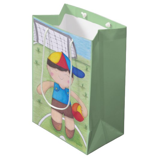 O Menino de Boné e a Bola Medium Cadeauzakje (Voorkant Gekanteld)